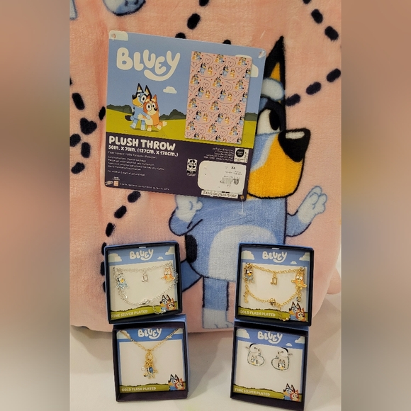 Bluey Plush Throw Blanket With Four Jewelry Sets - Picture 5 of 6